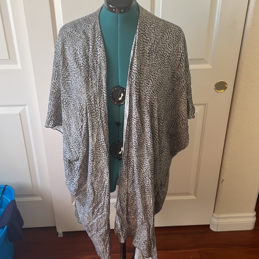 H&M black and white kimono